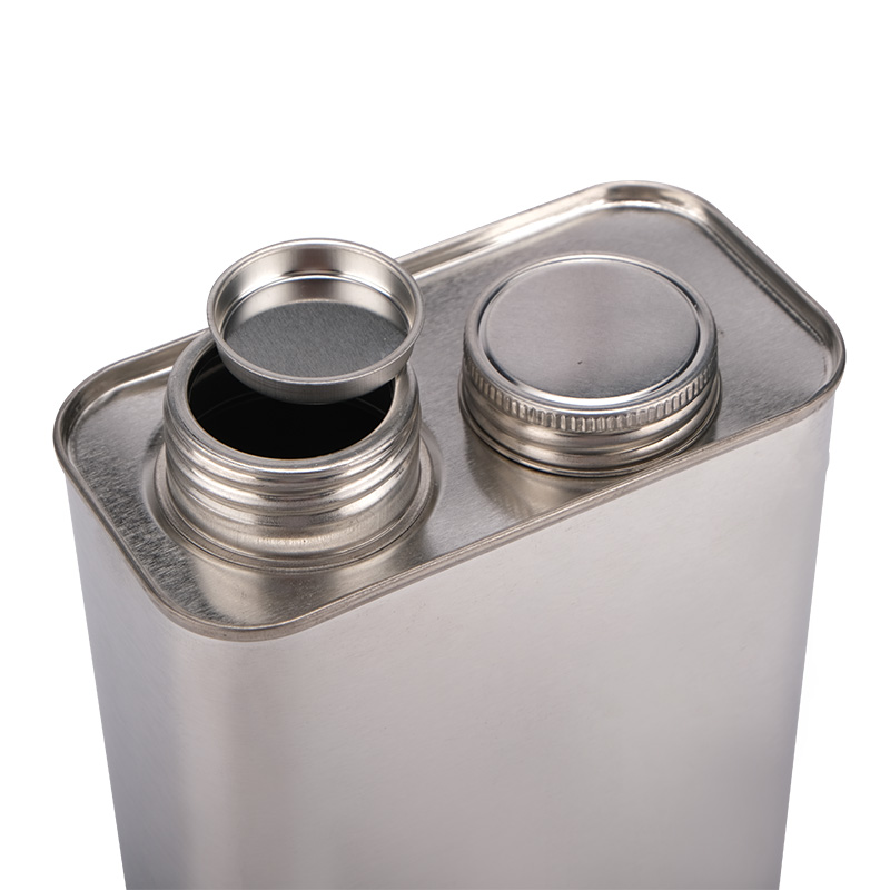 1 リットルの小さな四角いモーター オイル潤滑剤金属缶、スクリュー キャップ、1 リットルの金属容器。